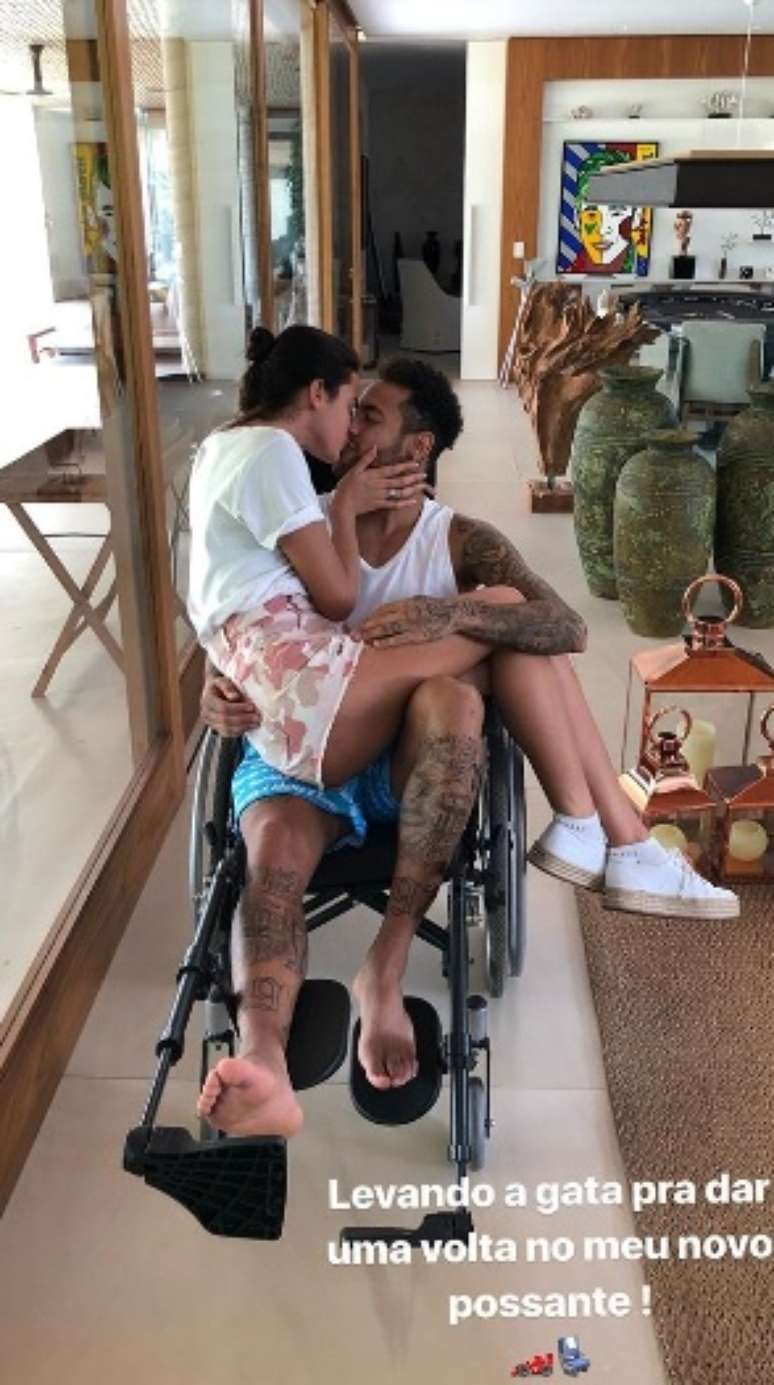 Antes da cirurgia, marcada para este s&aacute;bado, Neymar recebeu carinho da namorada Bruna Marquezine.