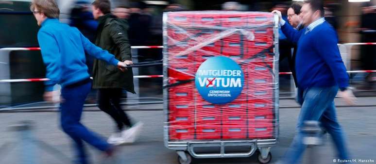 Envelopes com os votos dos filiados do SPD chegaram à sede do partido em Berlim neste sábado