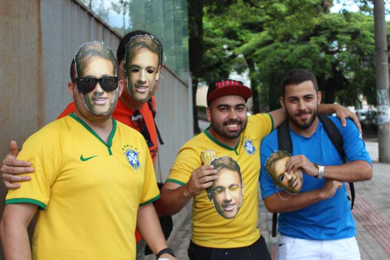 Público movimentou a frente do hospital em que Neymar passou por cirurgia bem-sucedida