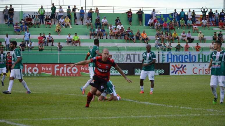 Tito sai para comemorar o gol que abriu o placar para a vitória do Dragão (Foto: Paulo Marcos/Atlético-GO)