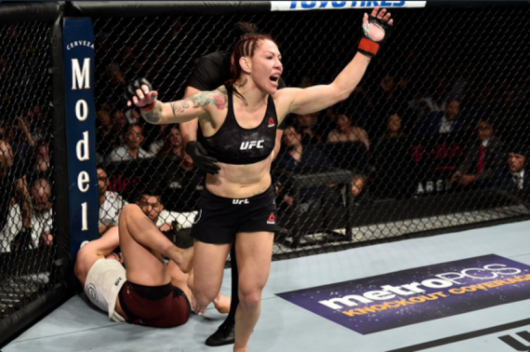 Cris Cyborg nocauteou Yana Kunitskaya no primeiro round pelo UFC 222 (FOTO: Divulgação/UFC)