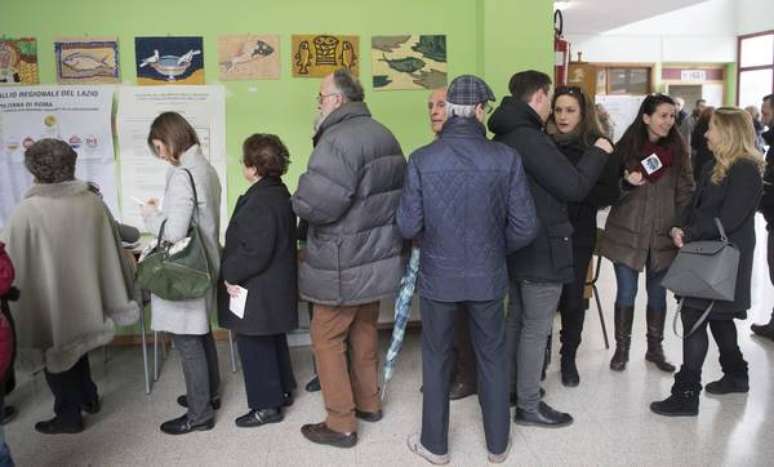 Eleições na Itália têm filas, cédulas erradas e protesto