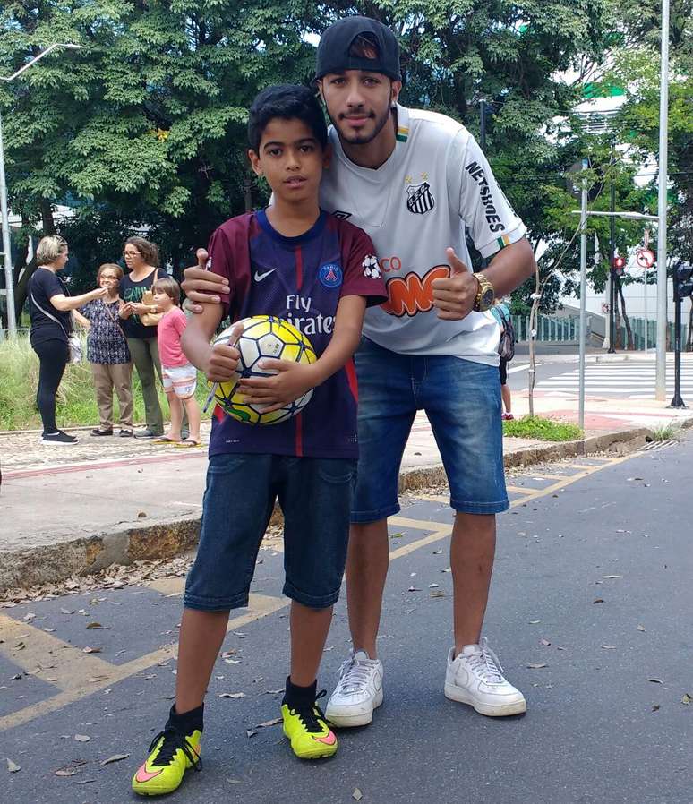 Lucas Silva, de 10 anos, e o pai estavam na frente do hospital em que Neymar realizou uma cirurgia no pé