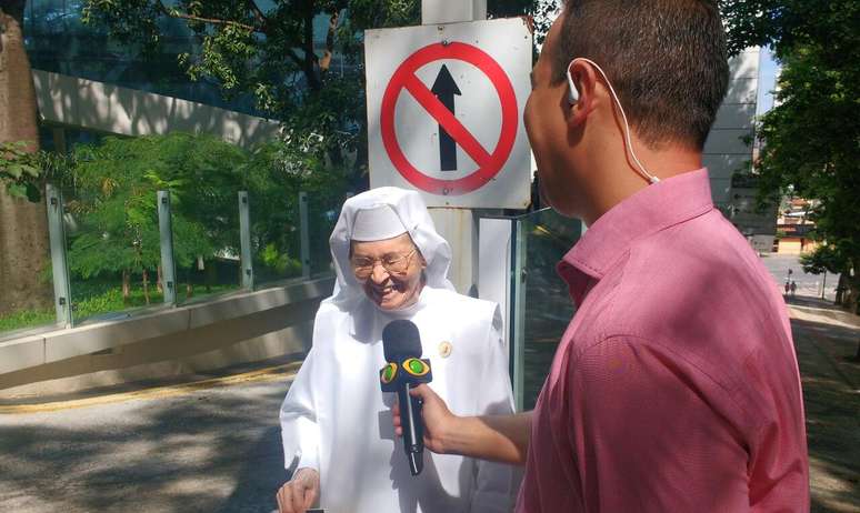 Irmã Selma aguardando a saída de Neymar no estacionamento do Hospital Mater Dei, em BH.