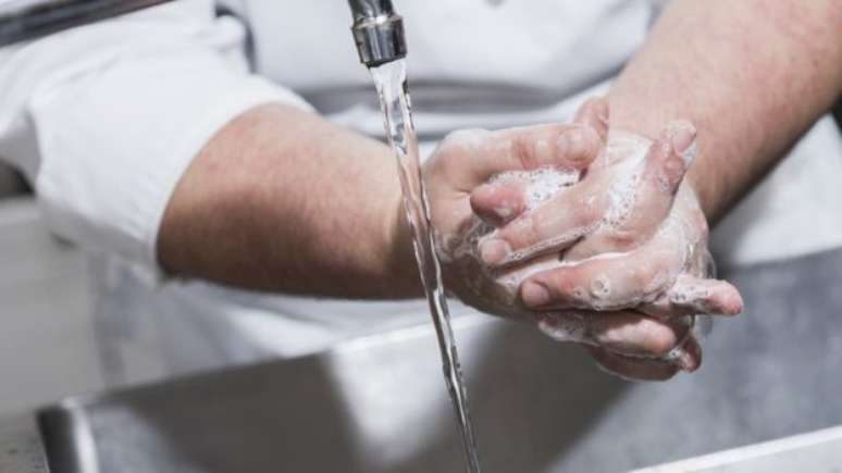 É importante manter higiene em dia e lavar as mãos para evitar o contágio