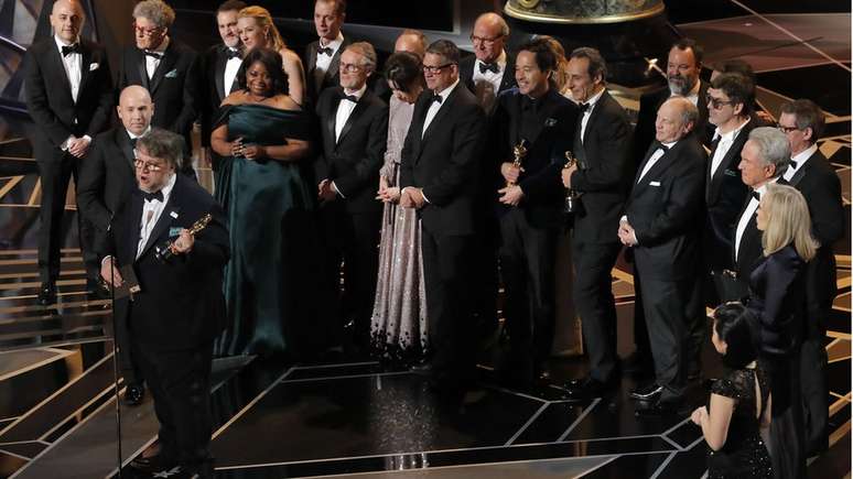 O diretor mexicano Guillermo del Toro e a equipe de 'A Forma da Água', ganhador de melhor filme, direção, direção de arte e trilha sonora