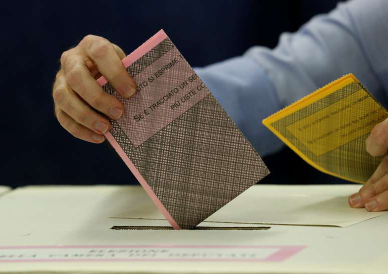 Homem vota em eleição em Milão, na Itália 04/03/2018 REUTERS/Stefano Rellandini
