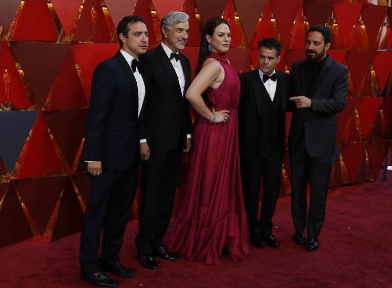 Sebastián Lelio , Daniela Vega e outros memsbros do elenco de "Uma Mulher Fantástica" na chegada para a cerimônia do Oscar . Hollywood, Califória 04/03/2018 REUTERS/Carlo Allegri