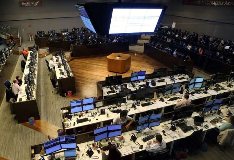 Visão geral de operadores trabalhando na Bolsa de Valores de São Paulo 24/05/2016 REUTERS/Paulo Whitaker