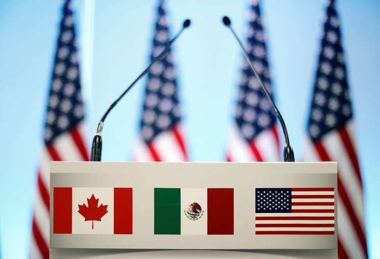 Bandeiras do Canad&aacute;, M&eacute;xico e Estados Unidos em confer&ecirc;ncia de imprensa sobre s&eacute;tima rodada de renegocia&ccedil;&atilde;o do NAFTA na Cidade do M&eacute;xico, M&eacute;xico
05/03/2018
REUTERS/Edgard Garrido