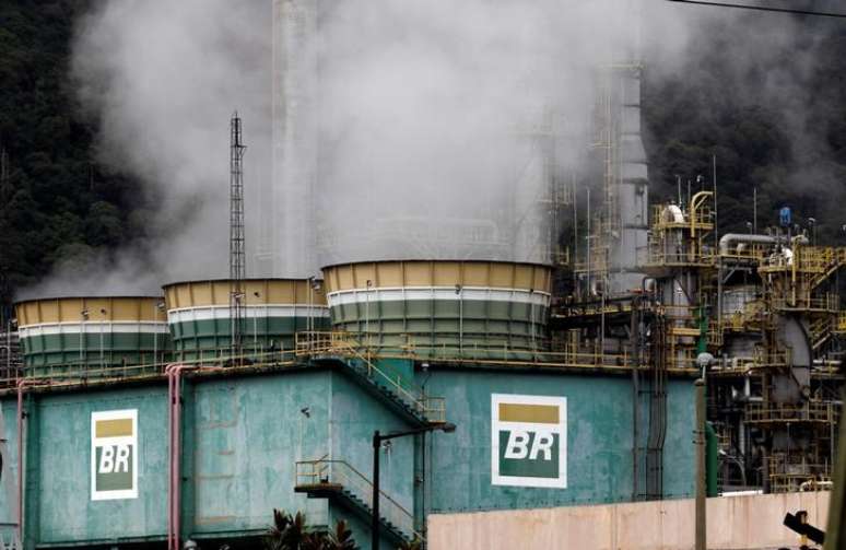 Fuma&ccedil;a em tanques da Petrobras na refinaria de Presidente Bernardes em Cubat&atilde;o, Brasil
03/02/2018
 REUTERS/Paulo Whitaker