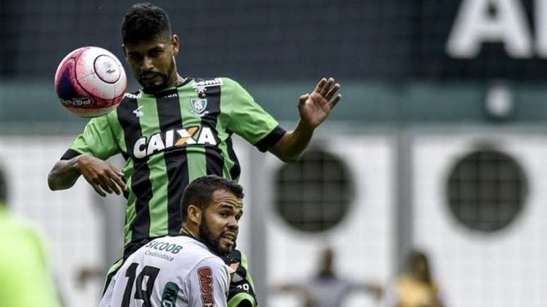 Lateral-direito vem fazendo boa campanha com o Coelho no Mineiro (Foto: Mourão Panda/Divulgação/América-MG)