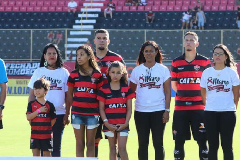 Mulheres entraram em campo com os jogadores em homenagem do clube (Foto: Maurícia da Matta/Vitória)