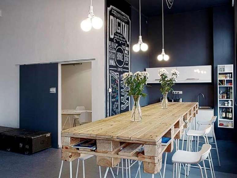 17. Decora&ccedil;&atilde;o linda e moderna com mesa de jantar de pallet