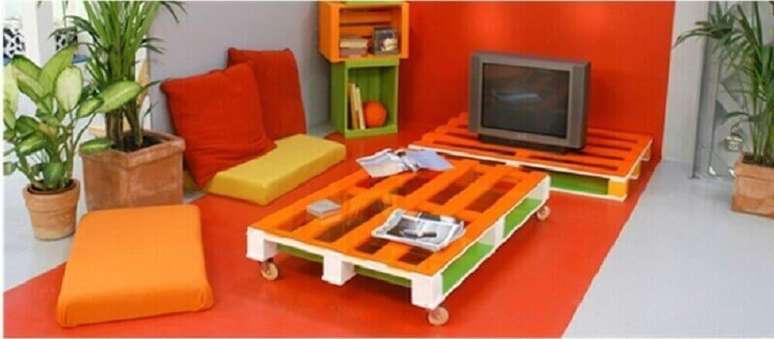 22. Decora&ccedil;&atilde;o de sala com mesa de pallet colorido
