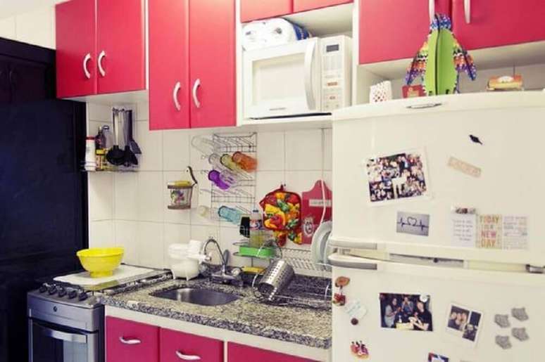 43. Decoração de casa simples com armário cor de rosa para cozinha.