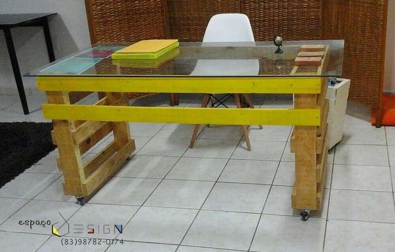 21. A mesa de pallet tamb&eacute;m pode se utilizada na decora&ccedil;&atilde;o do escrit&oacute;rio