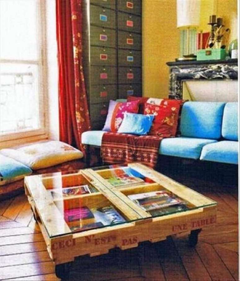 27. Decora&ccedil;&atilde;o sala de estar com mesa de pallet com vidro