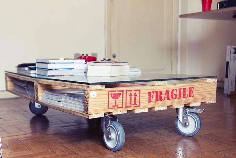 48. Modelo de mesa de centro de pallet com tampo de vidro e rodinhas