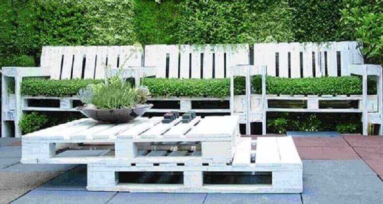 32. A mesa de centro de pallet fica linda na decora&ccedil;&atilde;o de jardins