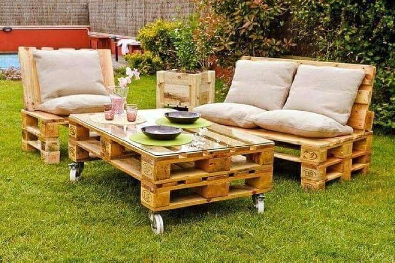 43. Jardim com m&oacute;veis de pallets e mesa de centro de pallet com rodinhas