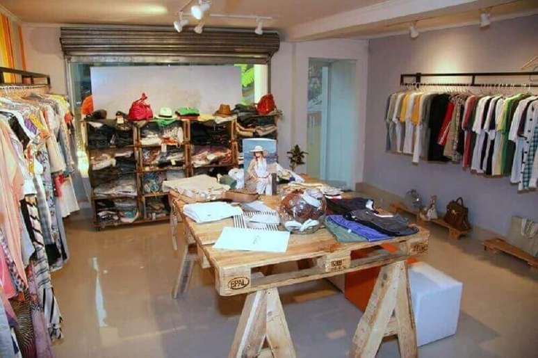 36. Loja decorada com uma grande mesa de pallet