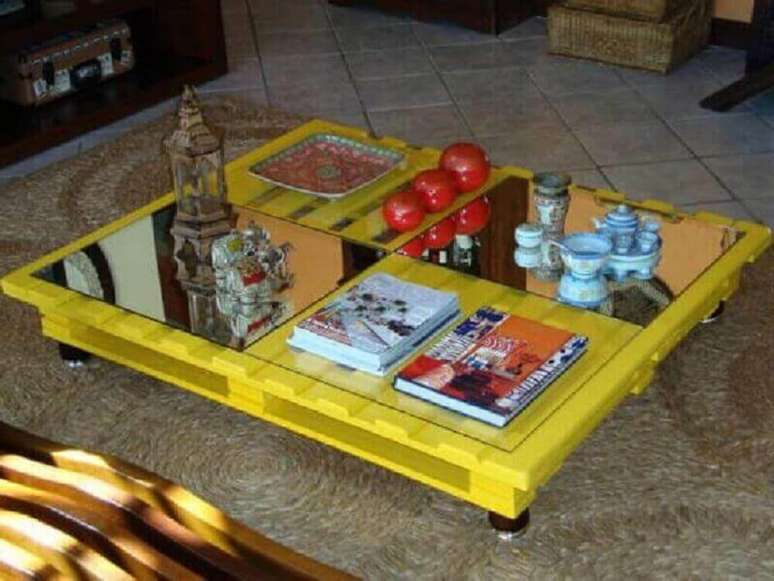 42. Decora&ccedil;&atilde;o de sala com mesa de centro de pallet com tampo de vidro