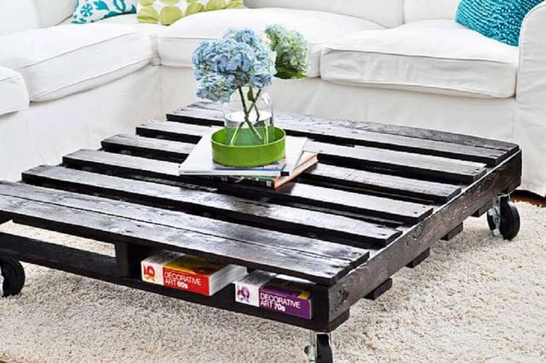 20. Decora&ccedil;&atilde;o de sala com mesa de centro de pallet pintada de preta
