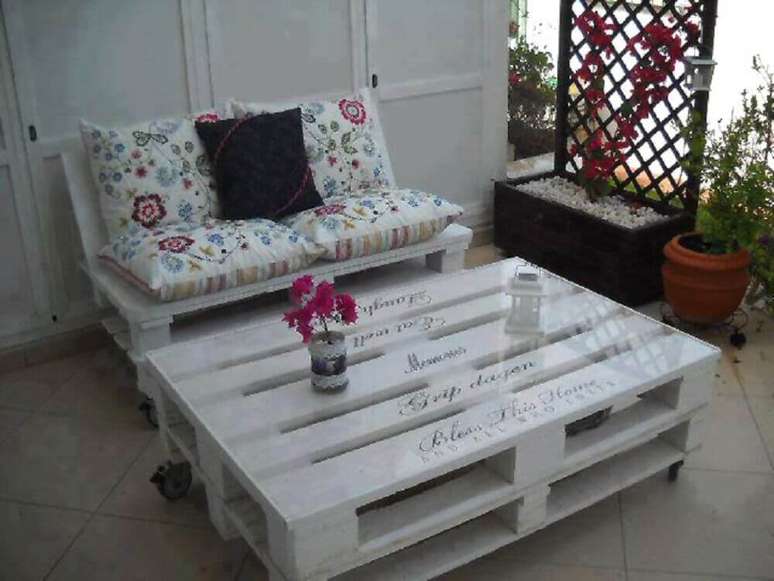 44. Mesa feita de pallet para decora&ccedil;&atilde;o de sala.