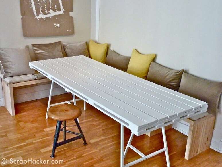 7. Mesa de jantar de pallet pintada de branca para mais modernidade na sua sala de jantar