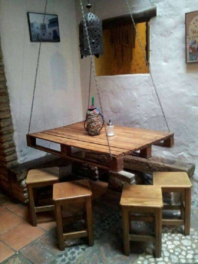 10. Modelo de mesa de jantar de pallet suspensa