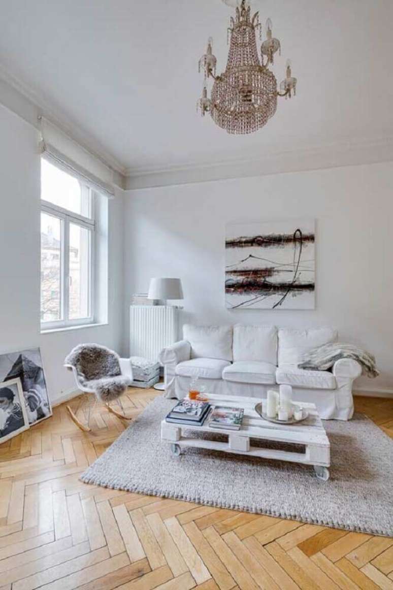 26. Utilize mesa de pallet com rod&iacute;zios para mais funcionalidade do m&oacute;vel