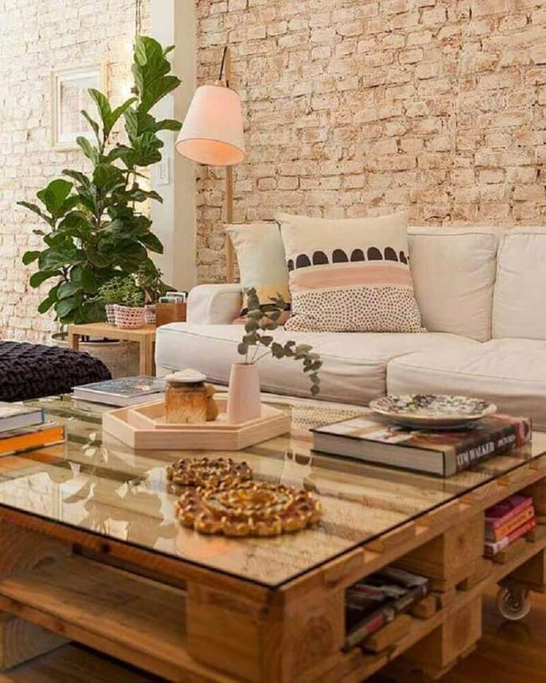 41. Delicada decora&ccedil;&atilde;o de sala com mesa de pallet com vidro