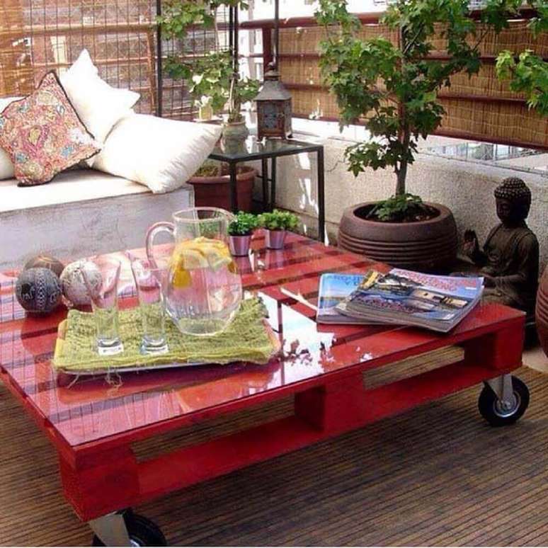 12. Mesa de pallet com vidro para apoiar objetos de decora&ccedil;&atilde;o.