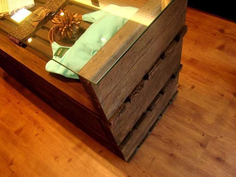 24. Modelo de mesa de pallet com vidro