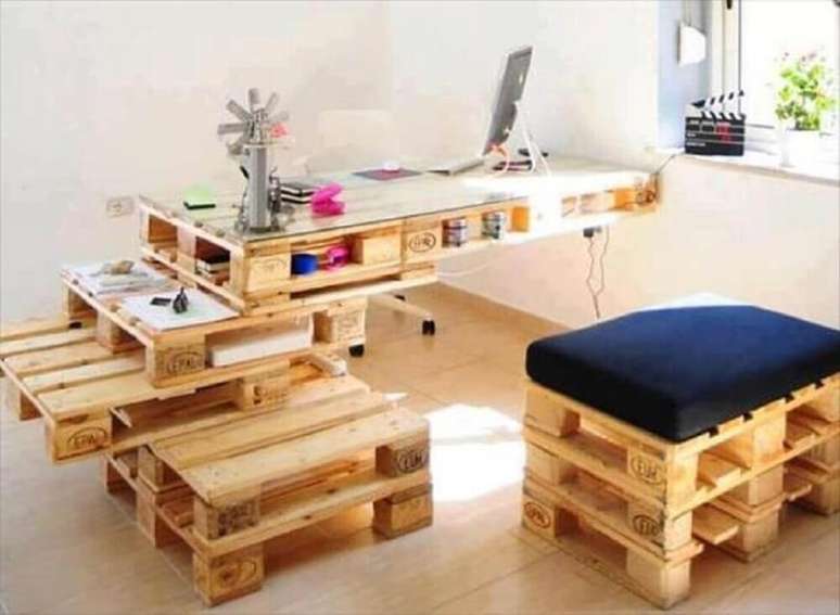 50. Decora&ccedil;&atilde;o de escrit&oacute;rio com mesa feita de pallet
