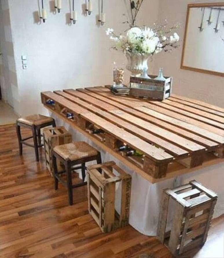 45. Mesa feita de pallet com espa&ccedil;o para guardar vinhos