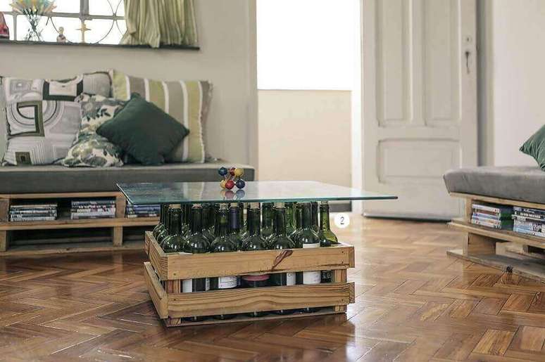 44. Ideias criativas como uma mesa de centro feita de caixote e garrafas de vinho são muito utilizada na decoração de casa simples e bonita.