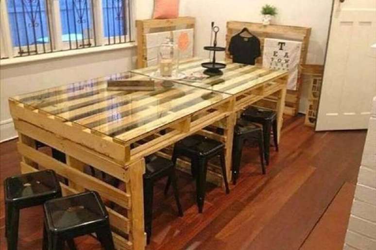31. Modelo de mesa de jantar de pallet com tampo de vidro