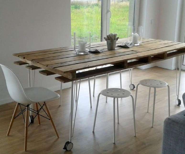 33. Modelo lindo e moderno de mesa de jantar de pallet