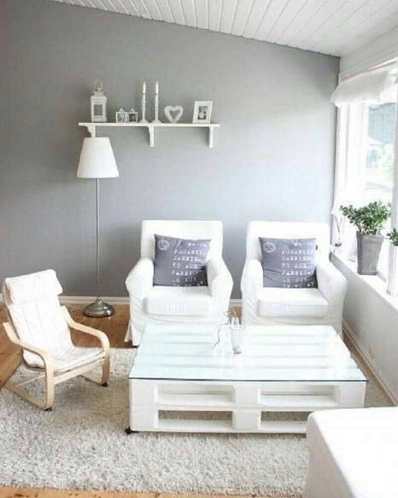 23. Decora&ccedil;&atilde;o de sala de estar clean com mesa de centro de pallet