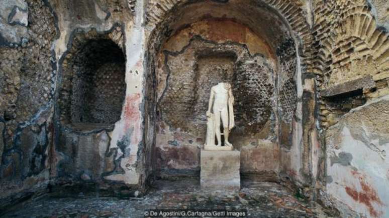 A press&atilde;o subterr&acirc;nea fez com que as terras que rodeavam Baia se emergissem e afundassem constantemente | Foto: De Agostini/G.Carfagna/Getty Images