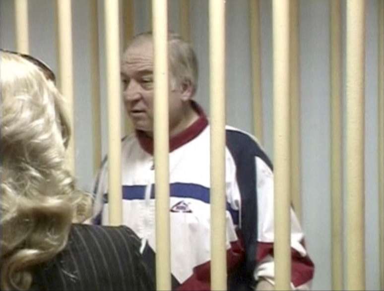 Sergei Skripal, ex-coronel do Departamento Central de Inteligência russo, durante audiência em corte militar em Moscou 09/08/2006 RTR/via Reuters TV