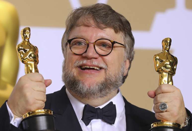 Diretor Guillermo del Toro posa para foto com estatuetas do Oscar em Hollwood, Califórnia 04/03/2018 REUTERS/Mike Blake