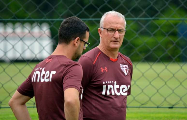 O técnico Dorival Júnior (à dir.) e seu auxiliar Lucas Silvestre conversaram bastante com os jogadores durante o treino no CT da Barra Funda (Érico Leonan/saopaulofc.net)