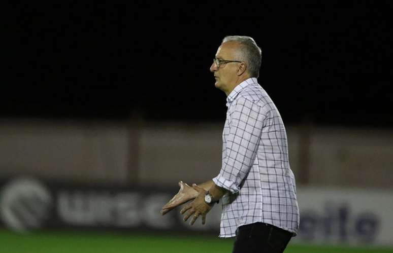 O técnico Dorival Júnior vive entre altos e baixos no clube e pena para acertar a equipe (Rubens Chiri/saopaulofc.net)