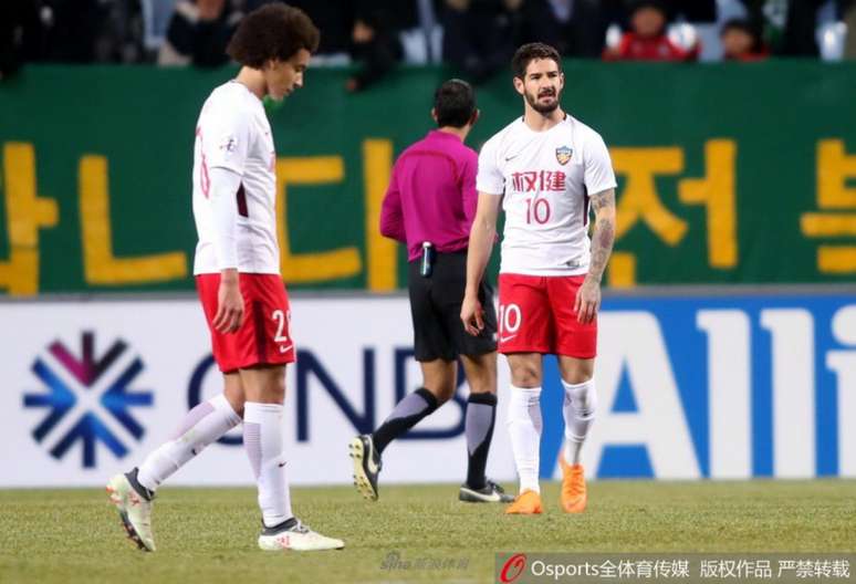 Witsel e Pato lamentam mais um gol do Jeonbuk (Foto: Reprodução / Sina.com)