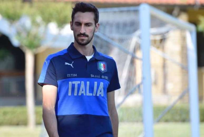 Cagliari e Fiorentina aposentam camisa 13 após morte de Astori