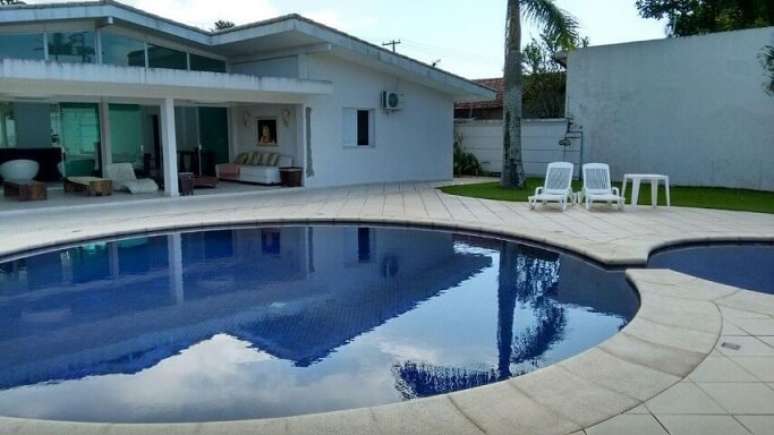 41. Se tiver crianças em casa, pode ser uma boa saída fazer duas piscinas integradas com profundidades diferentes. Projeto de Gisele Calejon Savoy