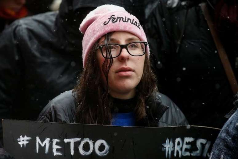 Manifestante segura cartaz em protesto em Nova York
 9/12/2017    REUTERS/Brendan McDermid